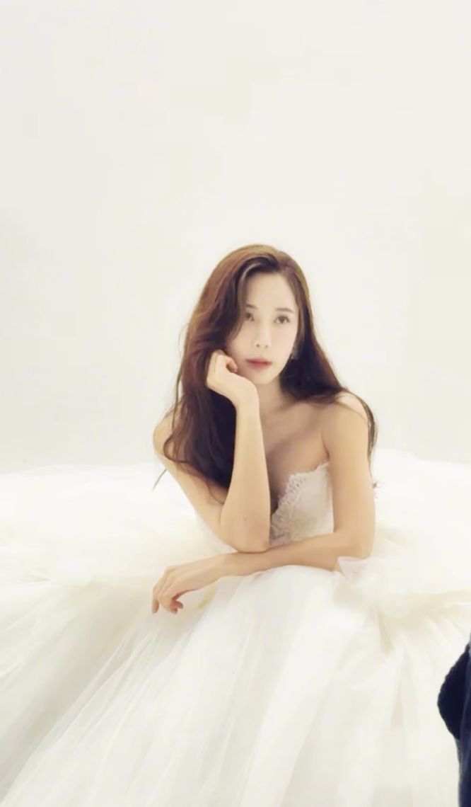 그룹 클레오 출신 가수 채은정이 결혼 소식과 함께 예비신랑의 얼굴을 공개해 화제를 모으고 있다.  사진 = 채은정 SNS 계정