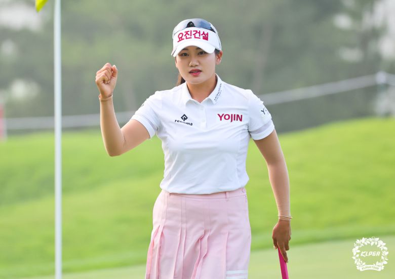 노승희가 22일 경기도 안산시 대부도의 더헤븐 컨트리클럽(파72)에서 열린 한국여자프로골프(KLPGA) 투어 더헤븐 마스터즈에서 연장전에서 우승을 확정짓고 주먹을 불끈 쥐고 있다. 사진=KLPGT 제공