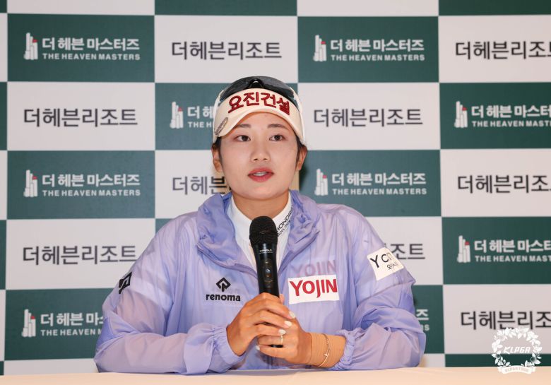 노승희가 22일 경기도 안산시 대부도의 더헤븐 컨트리클럽(파72)에서 열린 한국여자프로골프(KLPGA) 투어 더헤븐 마스터즈에서 연장 접전 끝 우승을 차지한 후, 우승 인터뷰에 임하고 있다. 사진=KLPGT 제공