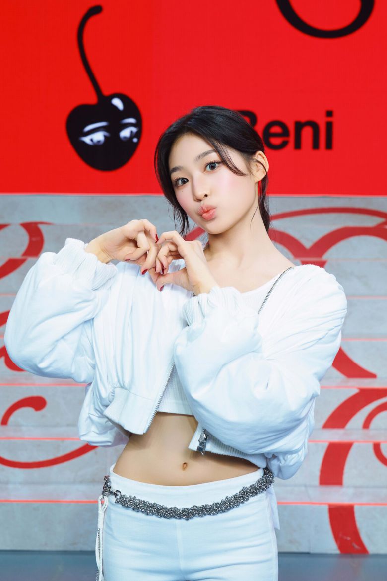 신인 걸그룹 베이비돈크라이 베니가 23일 서울 용산구 블루스퀘어에서 데뷔 쇼케이스에서 포즈를 취하고 있다. 피네이션 제공.