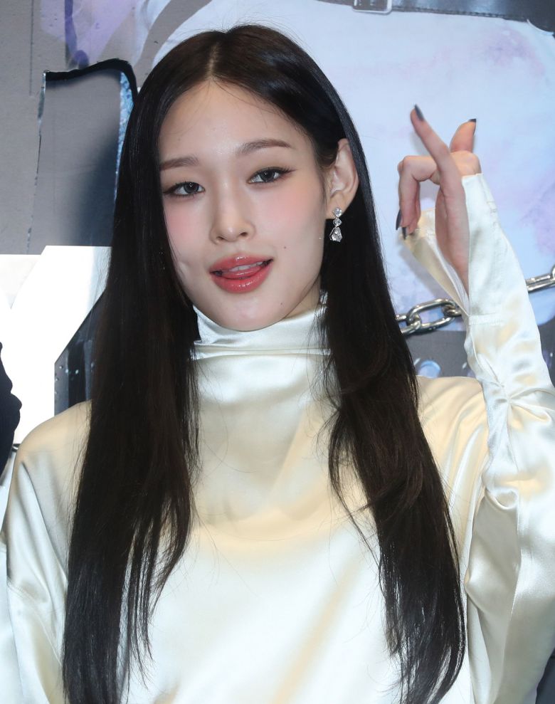 사진= 신인 혼성 그룹 올데이 프로젝트 애니가 23일 오후 서울 강남구 일상비일상의틈byU+에서 열린 올데이 프로젝트(ALLDAY PROJECT) 데뷔 기념 팝업 스토어 오픈 행사에서 인사말을 하고 있다. 뉴시스