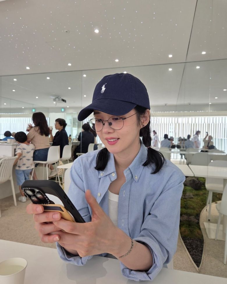 가수 겸 배우 장나라가 변함없는 동안 미모로 화제를 모으고 있다.  사진 = 장나라 SNS 계정