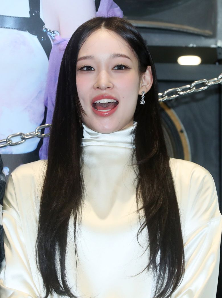 사진= 신인 혼성 그룹 올데이 프로젝트 애니가 23일 오후 서울 강남구 일상비일상의틈byU+에서 열린 올데이 프로젝트(ALLDAY PROJECT) 데뷔 기념 팝업 스토어 오픈 행사에서 인사말을 하고 있다. 뉴시스