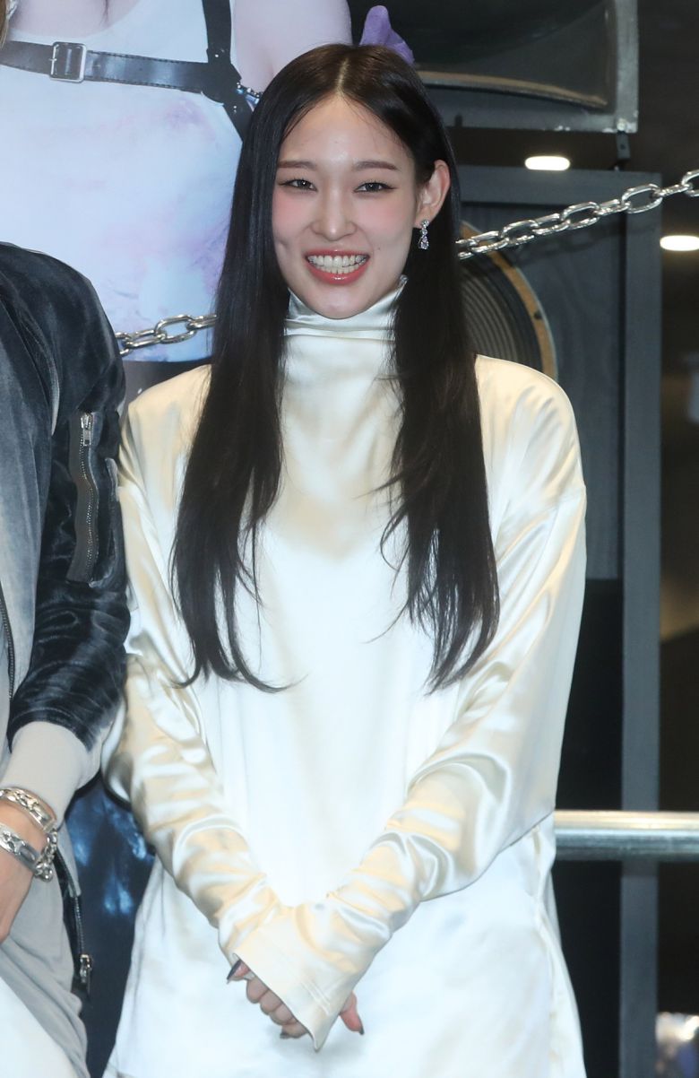 사진= 사진= 신인 혼성 그룹 올데이 프로젝트 애니가 23일 오후 서울 강남구 일상비일상의틈byU+에서 열린 올데이 프로젝트(ALLDAY PROJECT) 데뷔 기념 팝업 스토어 오픈 행사에서 인사말을 하고 있다. 뉴시스