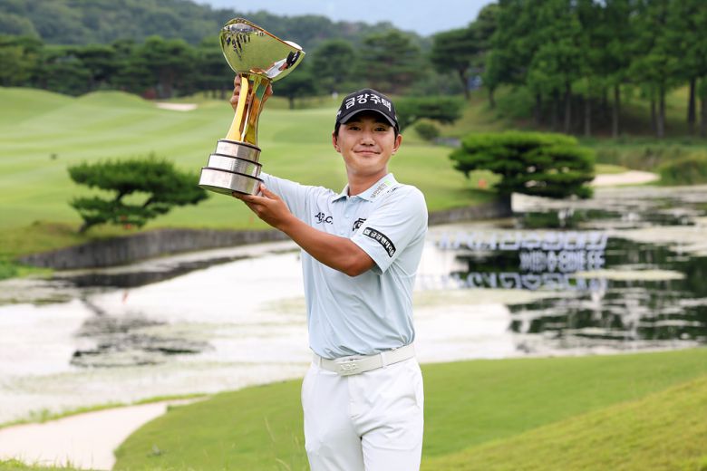 옥태훈이 지난 22일 경남 양산의 에이원CC(파71)에서 마무리된 제68회 한국프로골프(KPGA) 선수권대회에서 우승한 후, 트로피를 들고 기념촬영을 하고 있다. 사진=KPGA 제공