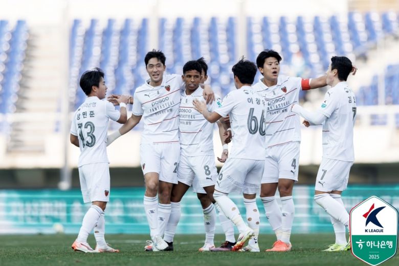 포항 한현서가 데뷔 시즌부터 5월 이달의 영플레이어 상을 받는 등 활약을 인정받고 있다. 사진=한국프로축구연맹 제공