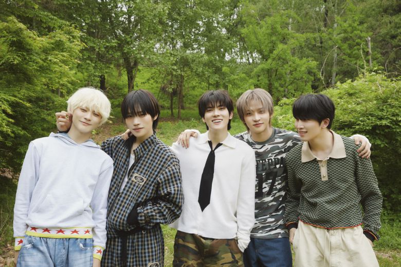 5인조 그룹 파우(POW)가 27일 정오 미니 3집 ‘Being Tender(다정해지는 법)'를 발매한다. 그리드엔터테인먼트 제공.