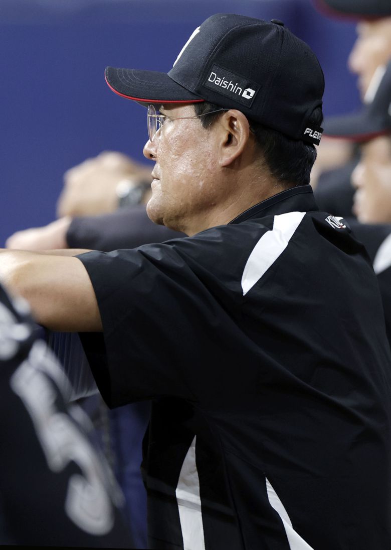 이종범 KT 코치가 지난달 23일 고척스카이돔에서 열린 2025 KBO리그 키움전에서 경기를 지켜보고 있다. 뉴시스