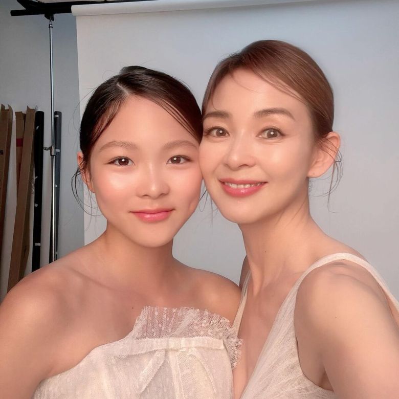 일본 모델 야노 시호의 딸 추사랑이 한층 성숙해진 모습으로 화제를 모으고 있다.  사진 = 야노시호 SNS 계정