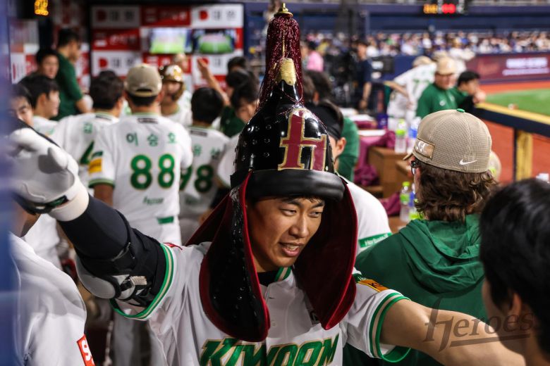 키움 송성문이 홈런을 때려낸 후, 세리머니를 펼치고 있다. 사진=키움히어로즈 제공