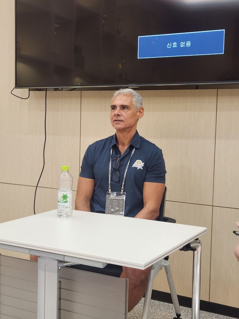 레오나르오 아폰소 KB손해보험 감독이 KB 인재니움수원에서 인터뷰에 임하고 있다. 사진=스포츠월드 허행운 기자