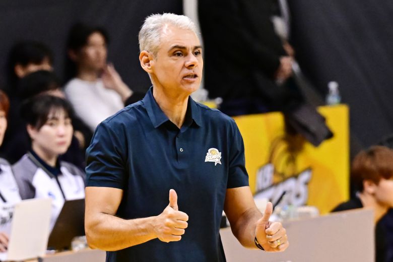 레오나르오 아폰소 KB손해보험 감독이 경기 도중 선수들에게 엄지를 치켜세우고 있다. 사진=KOVO 제공