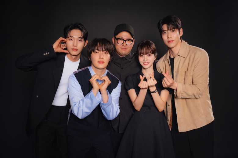 티빙 오리지널 시리즈 '러닝메이트'의 배우 이정식, 윤현수, 한진원 감독, 홍화연, 최우성(왼쪽부터). 티빙 제공.