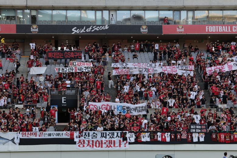 FC서울 팬들이 29일 서울월드컵경기장에서 열린 서울-포항전에서 관중석에 김기동 서울 감독을 비판하는 현수막을 걸었다. 사진=한국프로축구연맹 제공