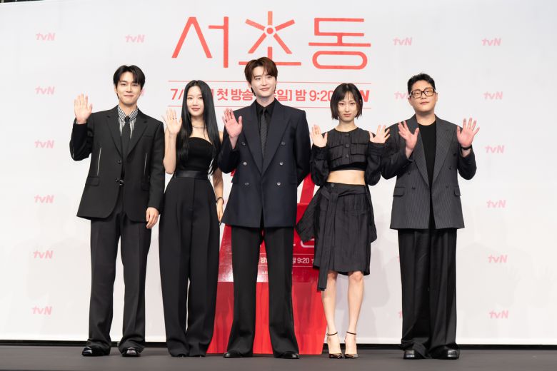 tvN 새 토일드라마 ‘서초동’은 1일 오후 서울 구로구 더 링크 서울 트리뷰트포트폴리오 호텔에 제작발표회를 열었다. 배우 강유석, 문가영, 이종석, 류혜영, 임성재(왼쪽부터)가 포즈를 취하고 있다. 사진=tvN