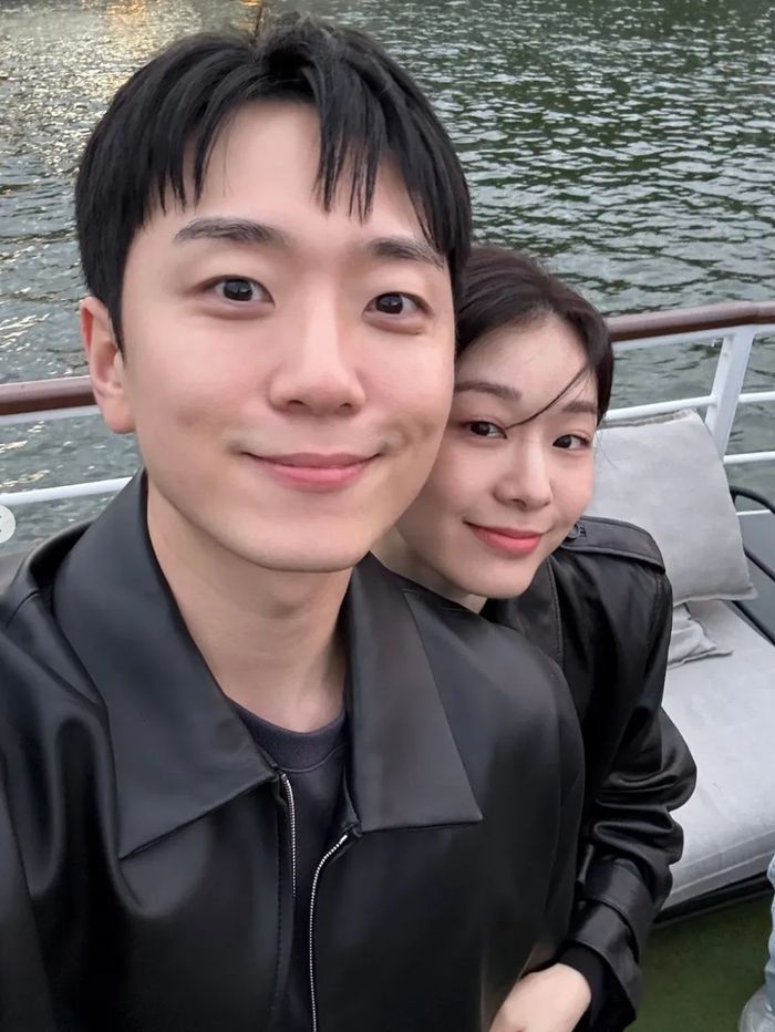 전 피겨스케이팅 선수 김연아와 그룹 포레스텔라 멤버 고우림 부부가 다정한 커플 사진을 공개했다.   사진 = 김연아 SNS 계정