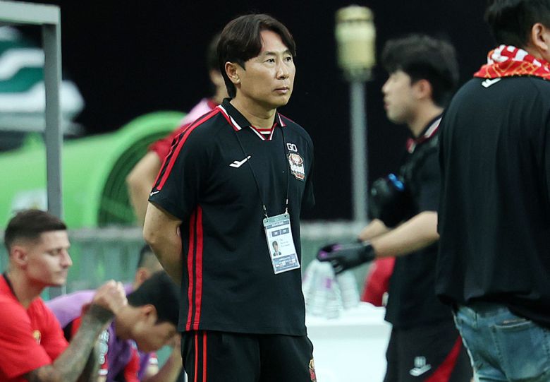 김기동 FC 서울 감독이 2일 오후 서울 마포구 서울월드컵경기장에서 열린 2025 하나은행 코리아컵 8강 전북 현대와의 경기에서 그라운드를 바라보고 있다. 사진=뉴시스