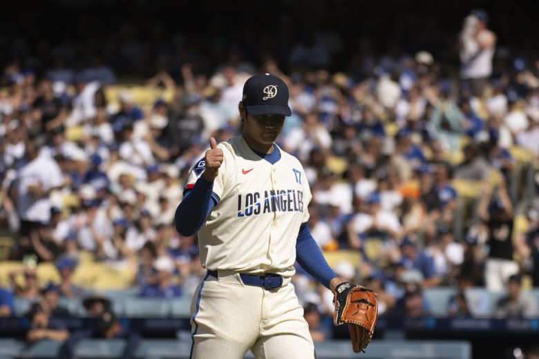 오타니 쇼헤이가 마운드에서 역투하고 엄지를 치켜세우고 있다. 사진=AP/뉴시스