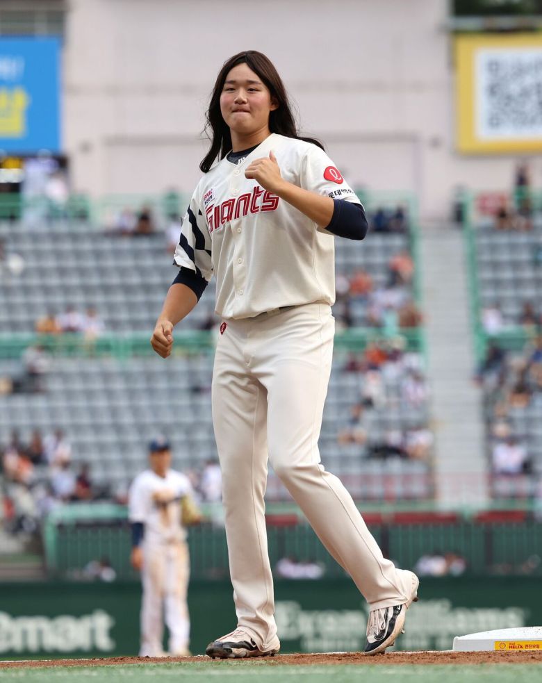 롯데 박준우가 걸그룹 에스파의 히트곡 ‘슈퍼노바’ 안무를 선보이고 있다. 사진=KBO 제공
