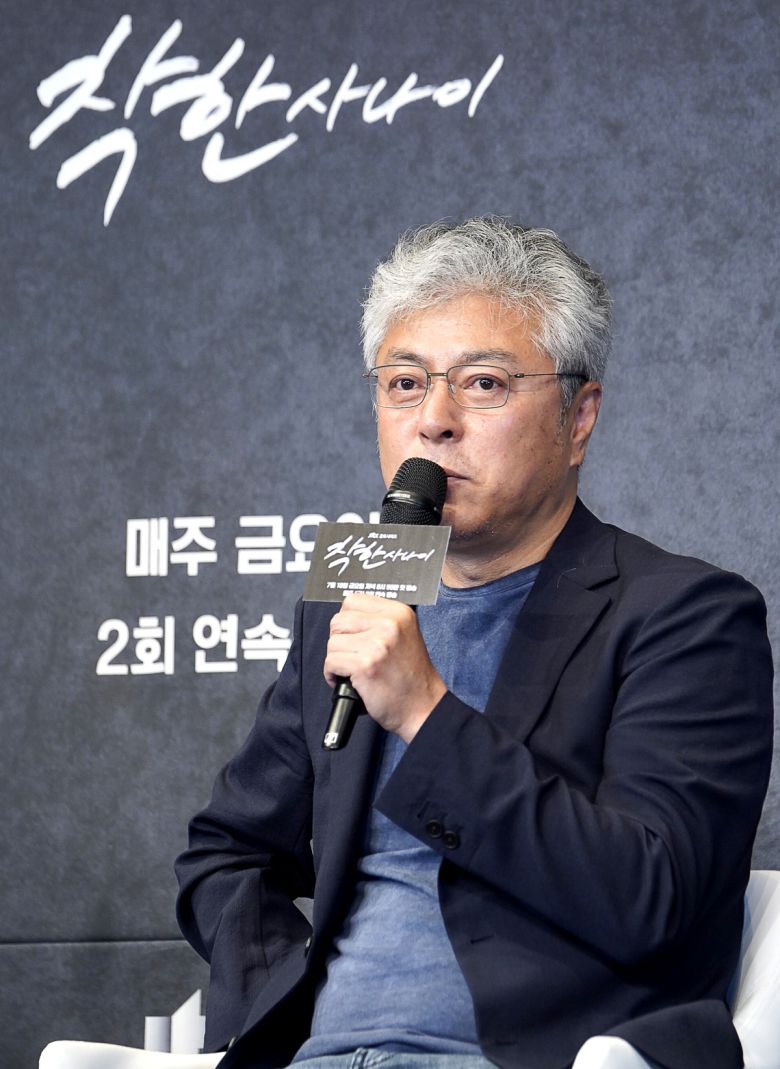 14일 오후 서울 구로구 신도림 더 링크 호텔에서 JTBC 새 드라마 ‘착한 사나이’ 제작발표회가 열렸다. 취재진의 질문에 답하고 있는 송해성 감독. JTBC 제공