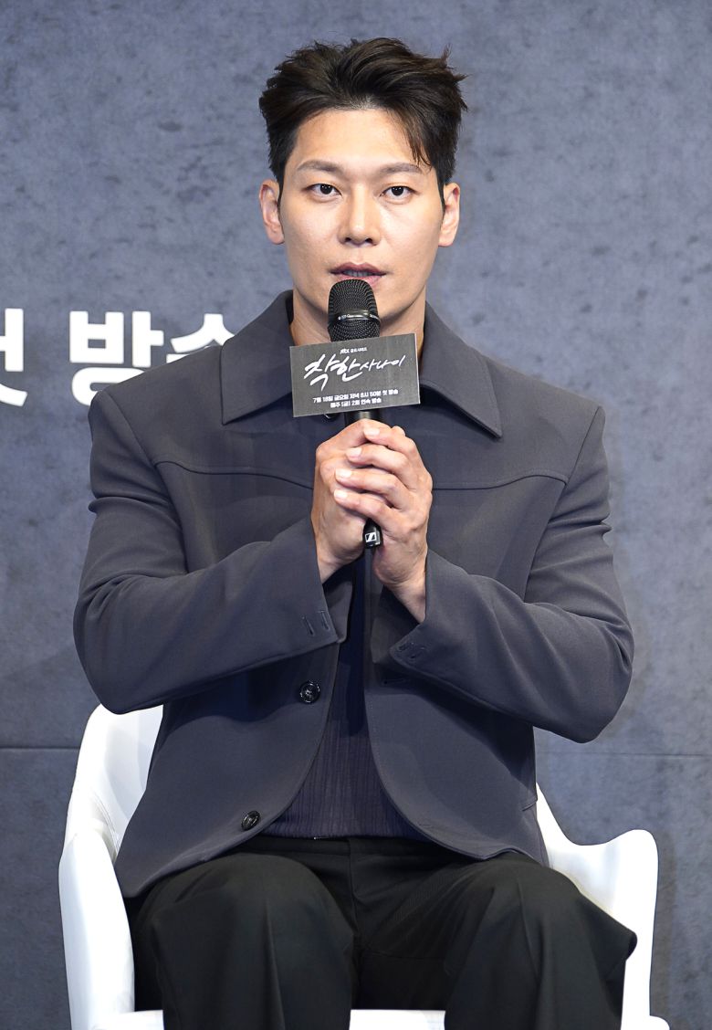 14일 오후 서울 구로구 신도림 더 링크 호텔에서 JTBC 새 드라마 ‘착한 사나이’ 제작발표회가 열렸다. 취재진의 질문에 답하고 있는 박훈. JTBC 제공