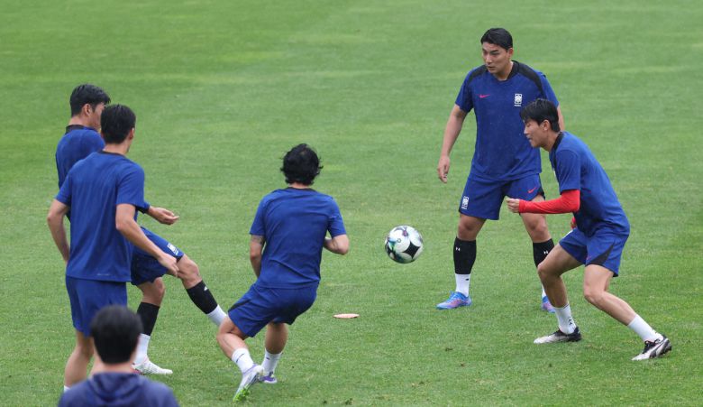 축구 국가대표팀 선수들이 14일 경기 성남시 성남종합운동장에서 훈련을 하고 있다. 사진=뉴시스