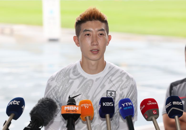 축구 국가대표팀 주장 조현우가 14일 경기 성남시 성남종합운동장에서 공개훈련에 앞서 인터뷰를 하고 있다. 사진=뉴시스