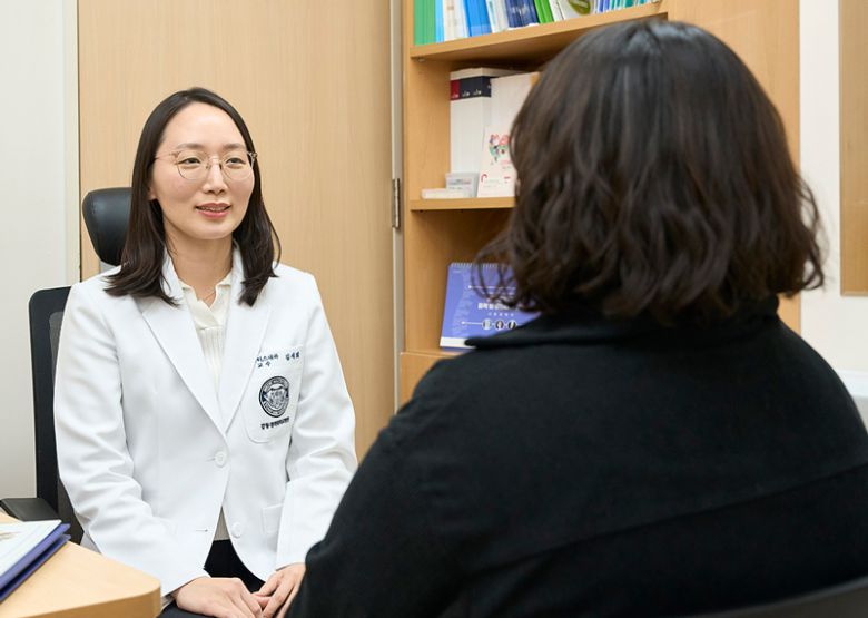 무더운 여름밤, 치맥을 즐기는 사람은 통풍에 주의해야 한다. 건강보험심사평가원 자료에 따르면 통풍 환자 수는 매년 6~8월 사이 뚜렷한 증가세를 보이고 있다. 김세희 강동경희대병원 관절류마티스내과 교수가 통풍에 대해 설명하고 있다. 강동경희대병원 제공