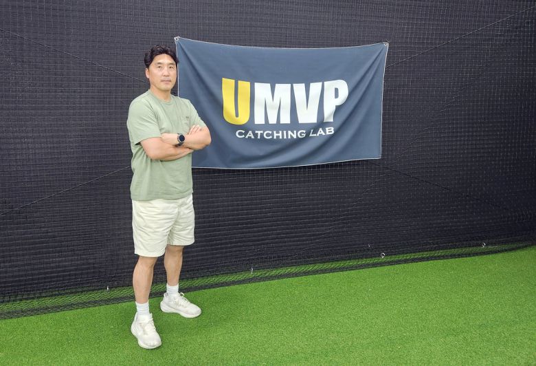아버지의 바람대로, 아들은 더 넓은 세상을 향해 나아간다. 엄종수 코치가 서울 강동구에 위치한 UMVP Catching Lab 아카데미에서 촬영 포즈를 취하고 있다. 사진=김종원 기자