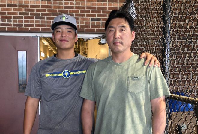 캔자스시티 로열스 산하 마이너 소속 포수 엄형찬(왼쪽)과 아버지 엄종수 코치의 모습. 사진=엄종수 코치 제공