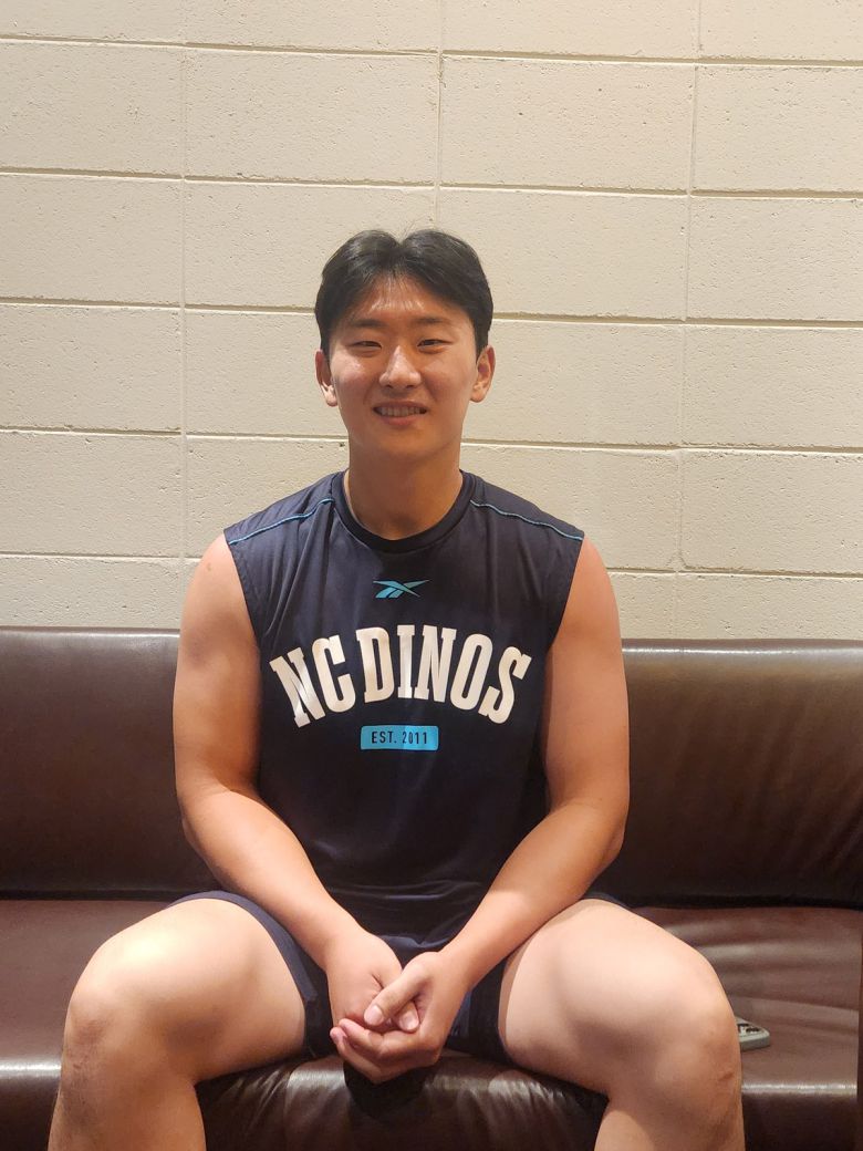 지난 올스타브레이크 기간 창원NC파크에서 만난 이준혁이 인터뷰에 임하기 전 사진 촬영에 임하고 있다. 사진=스포츠월드 허행운 기자
