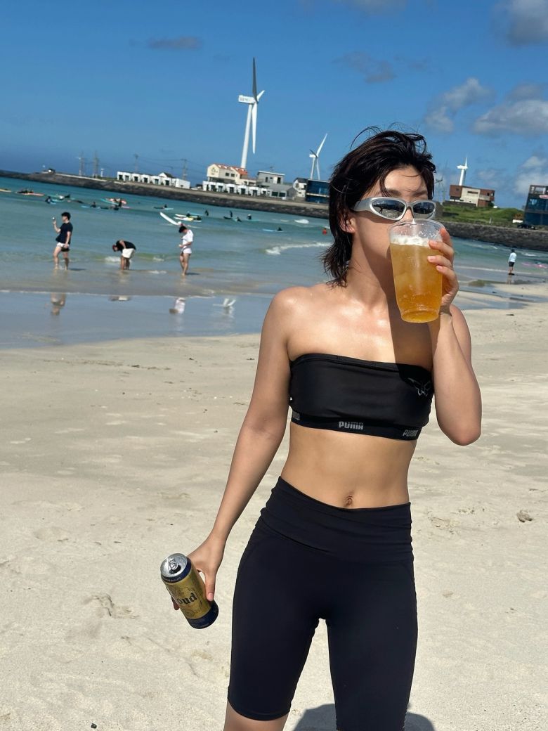 댄서 아이키가 여름 휴가를 맞아 건강미 넘치는 비키니 자태를 공개했다.  사진 = 아이키 SNS 계정