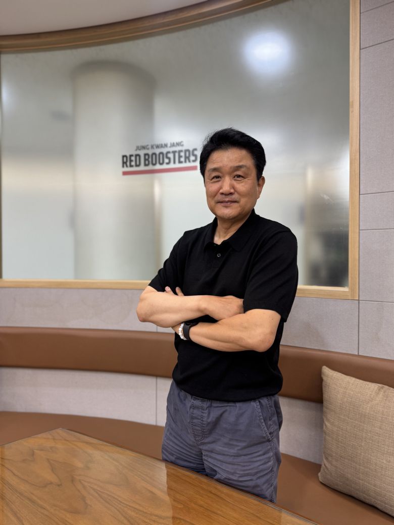 유도훈 정관장 감독이 17년 만에 안양의 지휘봉을 잡으며 새로운 출발을 알린다. 유도훈 감독이 포즈를 취하고 있다. 사진=최서진 기자