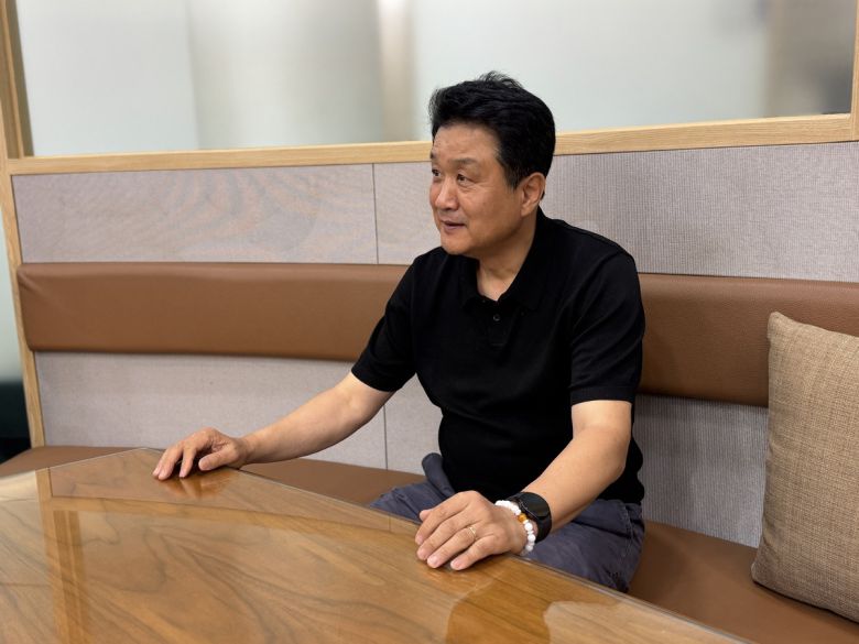 유도훈 정관장 감독이 17년 만에 안양의 지휘봉을 잡으며 새로운 출발을 알린다. 유도훈 감독이 포즈를 취하고 있다. 사진=최서진 기자