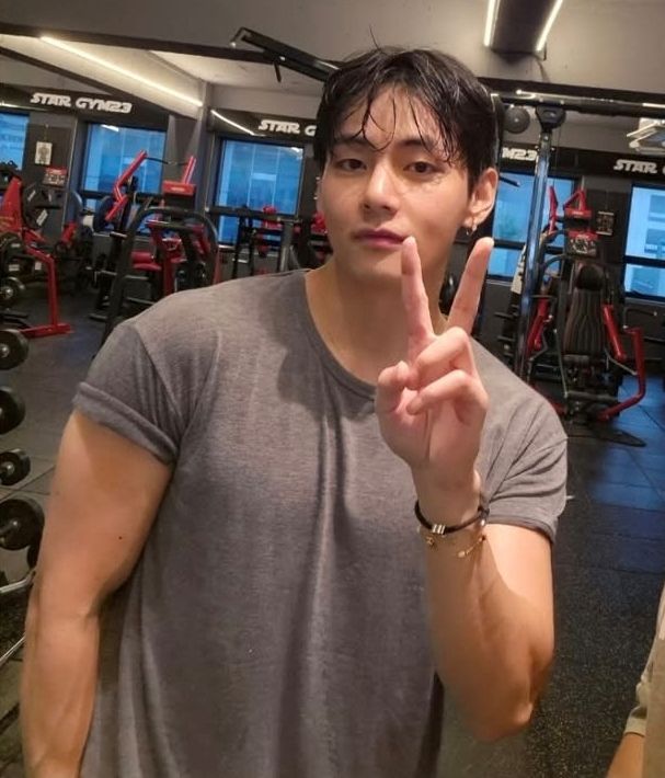 헬스장서 브이자를 그리며 포즈를 취하고 있는 뷔.  사진=인스타그램 캡처