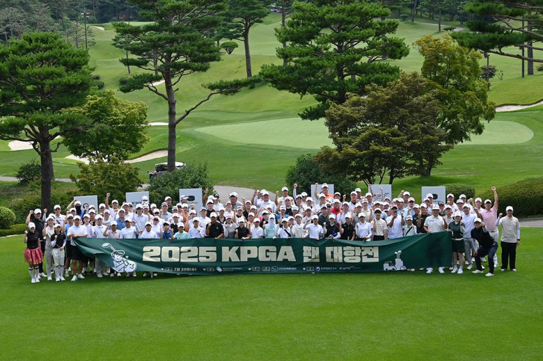 ‘2025 KPGA 팬 대항전’에 참석한 KPGA 투어 선수, 유소년 선수, 골프 팬들이 기념촬영을 하고 있다. 사진=KPGA 제공