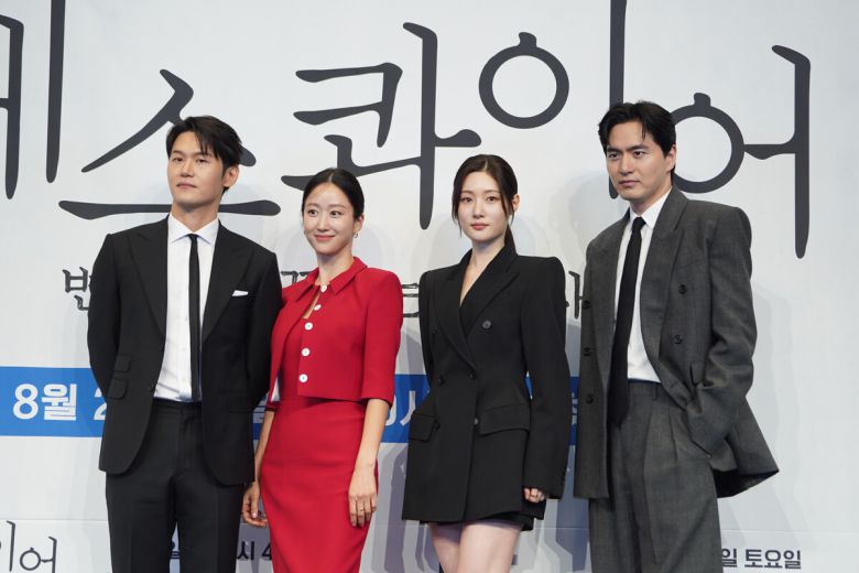 배우 이학주, 전혜빈, 정채연, 이진욱이 제작발표회에서 사진을 촬영하고 있다. JTBC 제공