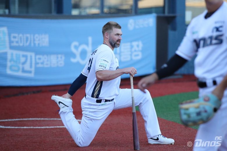 NC 맷 데이비슨이 경기 전 몸을 풀고 있다. 사진=NC다이노스 제공