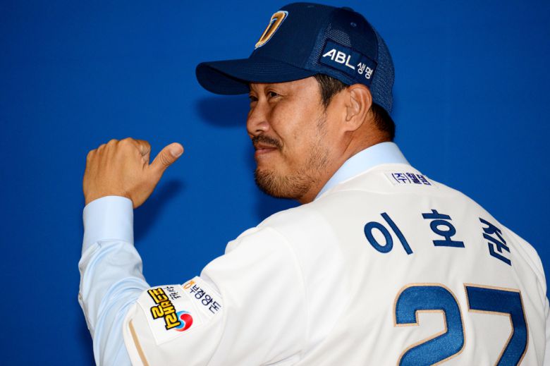 이호준 NC 감독이 지난해 10월 열린 감독 취임식에서 선수시절 등번호인 27번이 달린 유니폼을 다시 입고 포즈를 취하고 있다. 사진=뉴시스