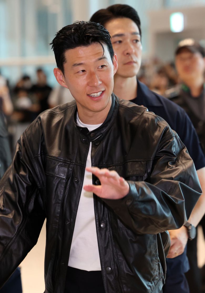 손흥민이 5일 오후 인천국제공항에서 미국 LA로 출국하고 있다. 사진=뉴시스