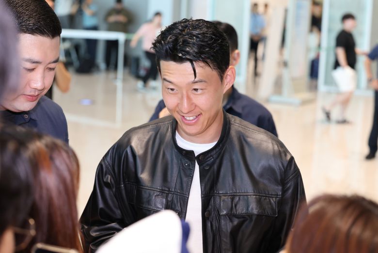 손흥민이 5일 오후 인천국제공항에서 미국 LA로 출국하고 있다. 사진=뉴시스