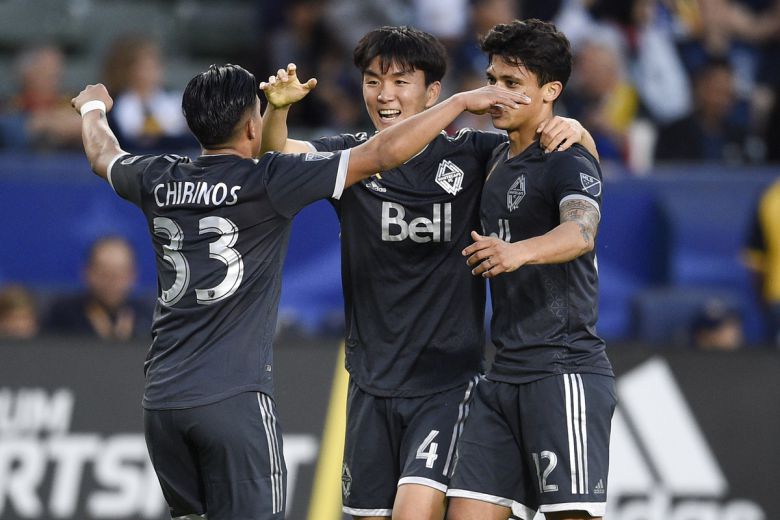 황인범(가운데)이 밴쿠버 화이트캡스 시절 득점을 올리고 동료들과 기뻐하고 있다. 사진=AP/뉴시스