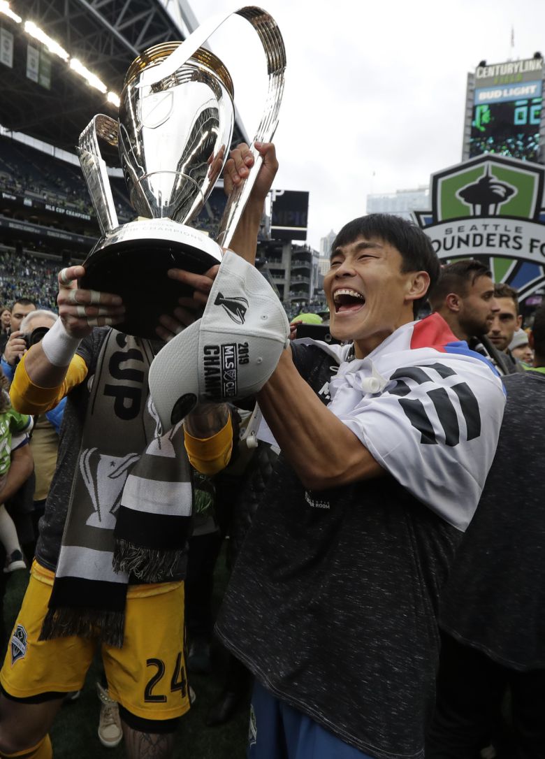 시애틀 사운더스의 김기희가 미국프로축구(MLS) 2019시즌 우승 트로피를 들고 기뻐하고 있다. 사진=AP/뉴시스