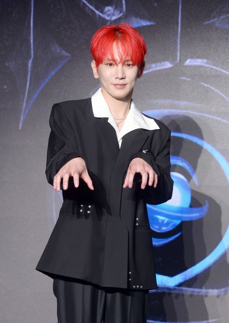 가수 키가 11일 서울 광진구 풀만 앰배서더 서울 이스트폴에서 열린 정규 3집 '헌터'(HUNTER)' 발매 기자회견에서 포즈를 취하고 있다. 키 정규 3집 '헌터'는 2022년 8월 정규 2집 '가솔린'(Gasoline) 이후 3년 만에 발표되는 키의 새 정규 앨범이자 '나'와 '자아'에 대한 다양한 이야기를 전반에 녹여낸 앨범이다. 타이틀 곡 '헌터'를 포함한 다채로운 장르의 총 10곡으로 구성되어 있다. 사진=김두홍 기자 kimdh@sportsworldi.com