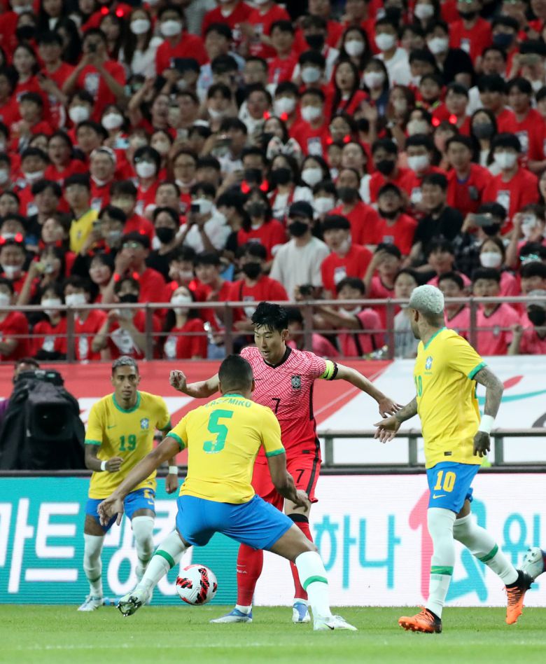 2022년 6월 2일 오후 서울 마포구 서울월드컵경기장에서 열린 하나은행 초청 한국과 브라질의 경기. 손흥민과 네이마르가 볼다툼을 하고 있다. 사진=뉴시스