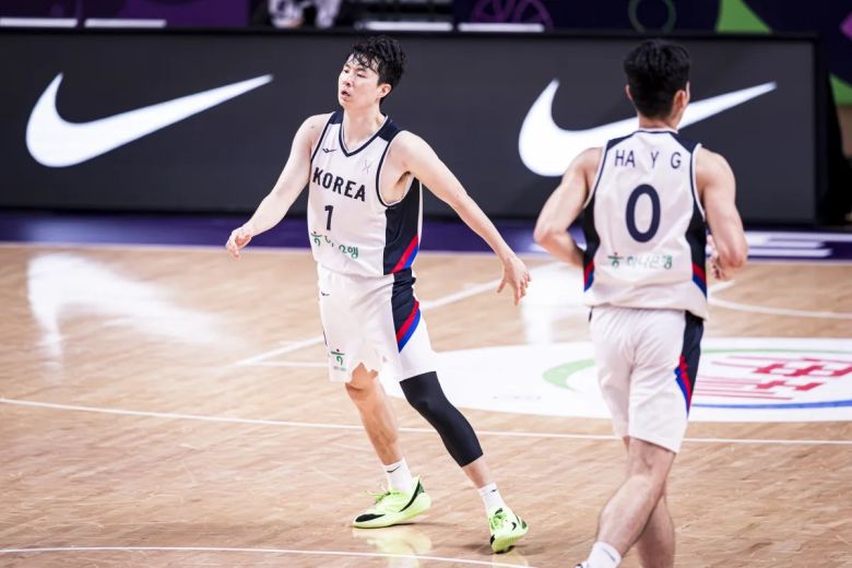 한국 남자 농구 대표팀 이현중(왼쪽)과 하윤기. 사진=국제농구연맹(FIBA) 제공