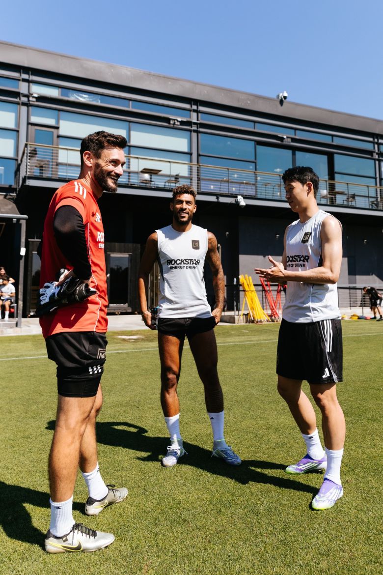 동료들과 대화나누는 손흥민. 사진=LAFC SNS 캡처