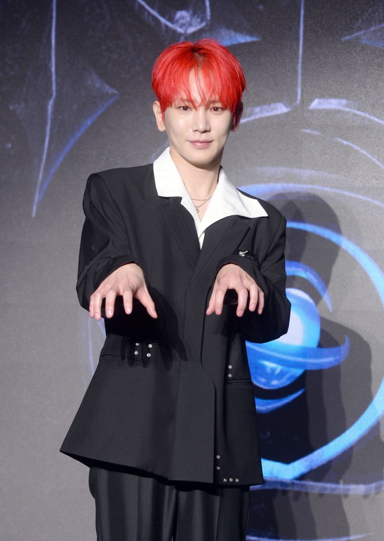 가수 키가 11일 열린 정규 3집 '헌터'(HUNTER)' 발매 기자회견에서 포즈를 취하고 있다. 김두홍 기자