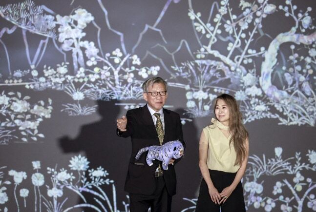 유홍준 국립중앙박물관장과 넷플릭스 영화 '케이팝 데몬 헌터스'의 메기 강 감독이 21일 서울 용산구 국립중앙박물관에서 '어흥, 호랑이' 디지털 실감 영상을 보고 있다. [사진=뉴시스]