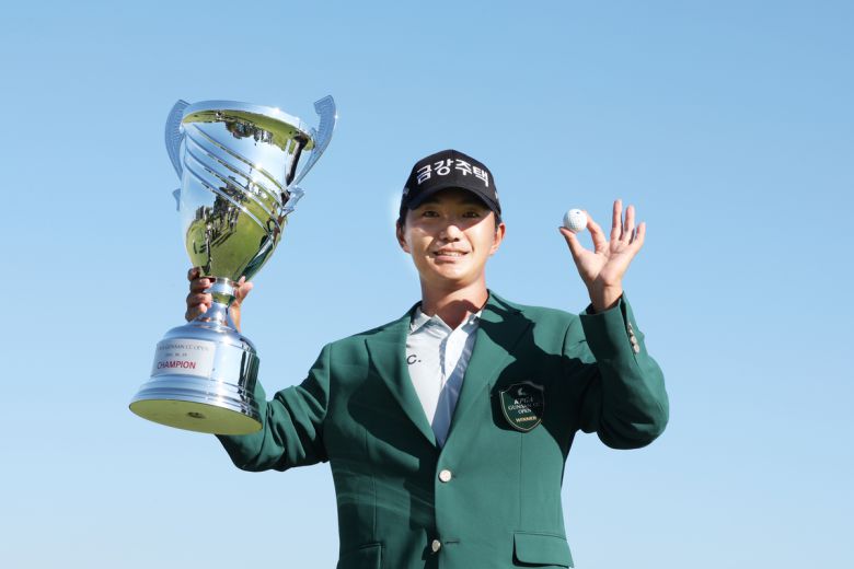 옥태훈이 지난 6월 열린 한국프로골프(KPGA) 투어 군산CC 오픈에서 2주 연속 우승에 성공한 후, 우승 재킷을 입고 트로피를 든 채 기념촬영을 하고 있다. 사진=KPGA 제공